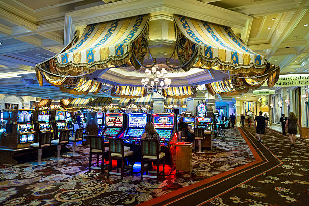 মোবাইল-প্রথম ইন্টারফেসে নেভিগেশন ও সংক্ষিপ্ত অপশন দেখার একটি দৃষ্টান্ত মোবাইলে গেম ব্যবহারের সাধারণ দৃশ্য